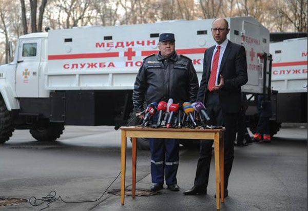Yatsenyuk "kokeili" Ukrainan korkeimman komentajan roolia ja vaati, että Ukrainan asevoimat saatetaan täydelliseen taisteluvalmiuteen