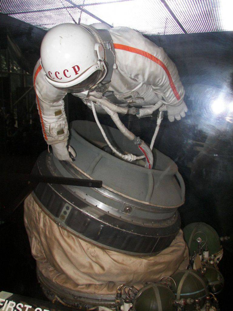 50 साल पहले, अलेक्सी लियोनोव पहली बार बाहरी अंतरिक्ष में गए थे
