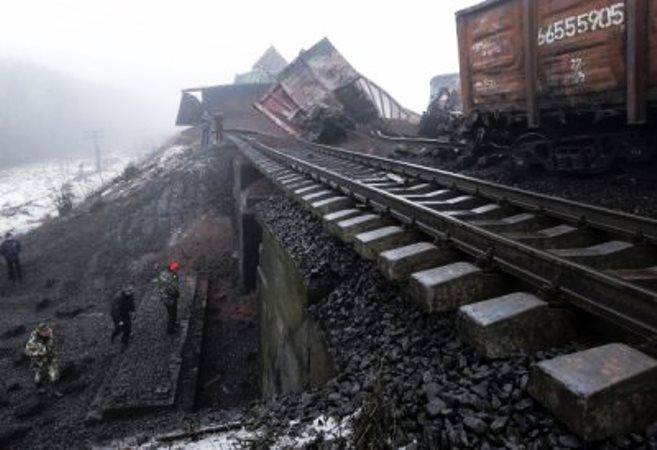 En la región de Luhansk, un tren de carga con carbón descarrilado de una explosión