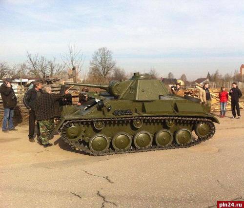 Псковские инспекторы остановили на городской улице танк Т-70