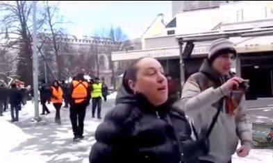 Женщине, исполнившей "Священную войну" в центре Риги, грозит штраф до 700 евро