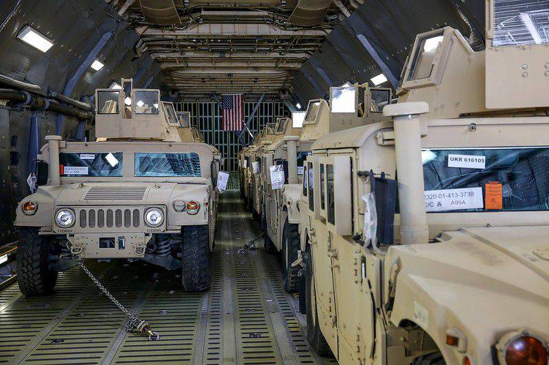 O primeiro lote de veículos blindados 10 HMMWV chegou à Ucrânia