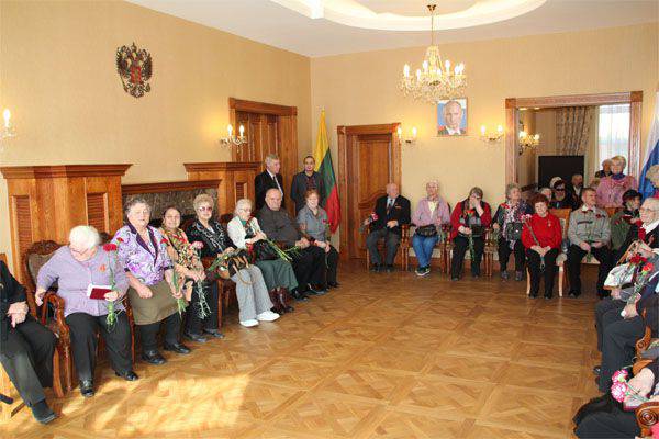 Nella lituana Klaipeda, i diplomatici russi hanno consegnato medaglie in occasione del Giorno della Vittoria ai residenti che passavano attraverso il blocco dei campi di concentramento di Leningrado e nazista