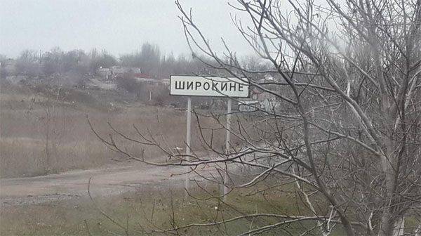 우크라이나 징벌 대대의 무장 세력이 Shirokino 마을로 끌려갑니다.