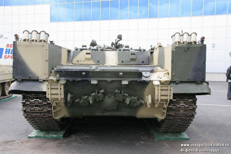 重装甲人員輸送船BTR-T