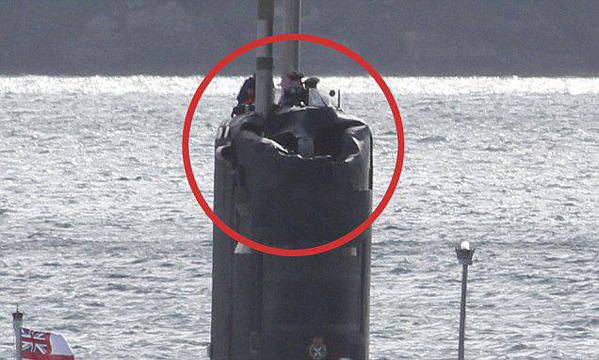 Британская атомная субмарина HMS Talent "загляделась" на маневры российских кораблей и ударилась о льдину