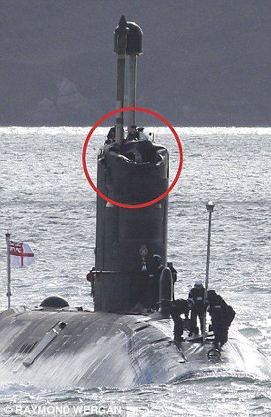 El talento del submarino nuclear británico HMS "miró" las maniobras de los barcos rusos y golpeó un témpano de hielo