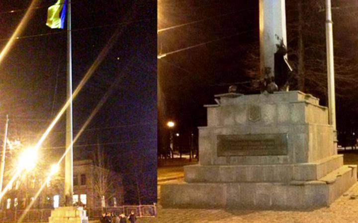 在哈尔科夫，石碑被乌克兰国旗破坏了