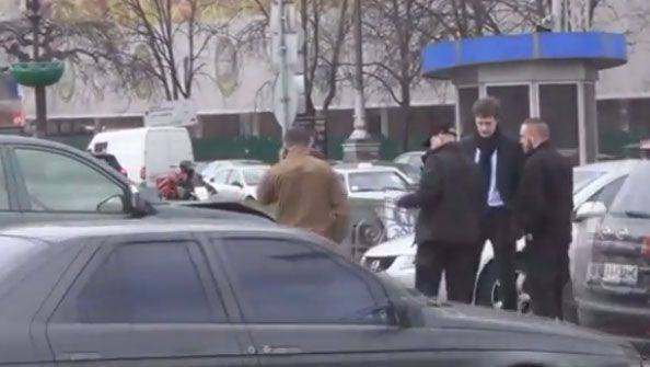 Представители батальона (полка) "Азов" в Киеве на пикапе въехали в автомобиль сына украинского президента