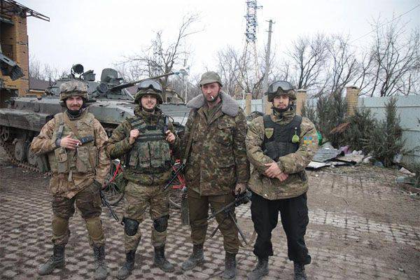 Los militantes del batallón OUN que ocupan las Arenas llamaron al ultimátum sobre la entrega de armas de la brigada 93th APU "el regalo de Putin para la Pascua"