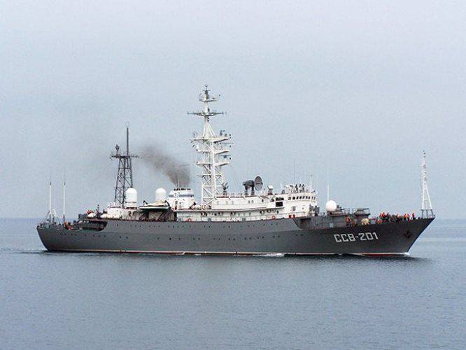 Marinheiros navais russos evacuaram mais de trezentas pessoas de países do 19 do Iêmen