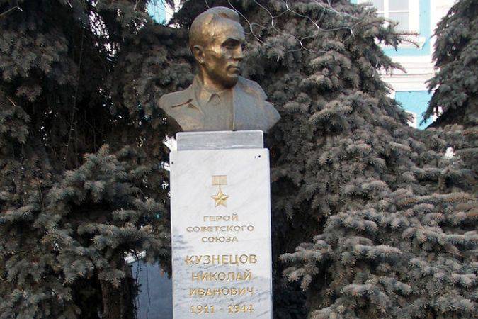 Неидентификоване особе срушиле споменик совјетском обавештајцу Кузњецову, подигнут у украјинском селу Повча