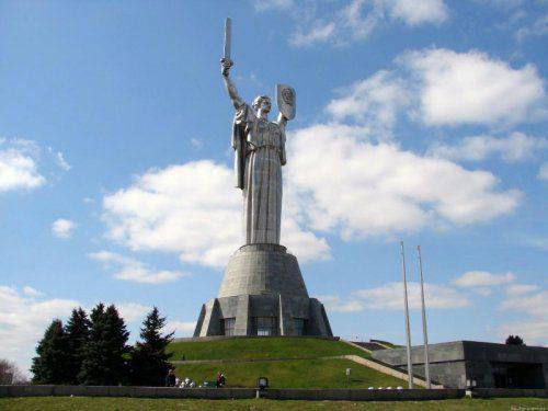 Киевсовет планирует убрать серп и молот со щита памятника «Родина-мать»