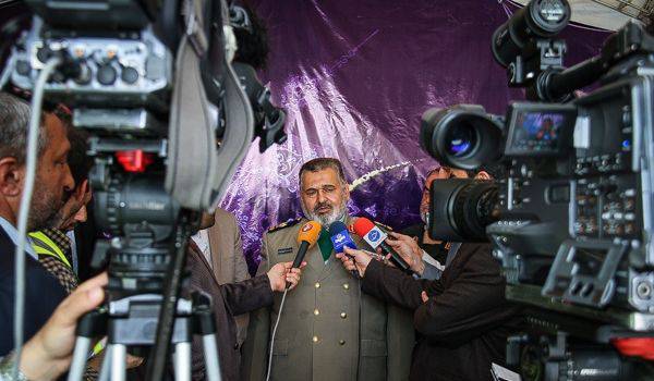 ईरानी जनरल स्टाफ के प्रमुख ने संवाददाताओं को बताया कि अमेरिकी विमान एलआईएच आतंकवादियों को धन, हथियार और भोजन की आपूर्ति करते हैं
