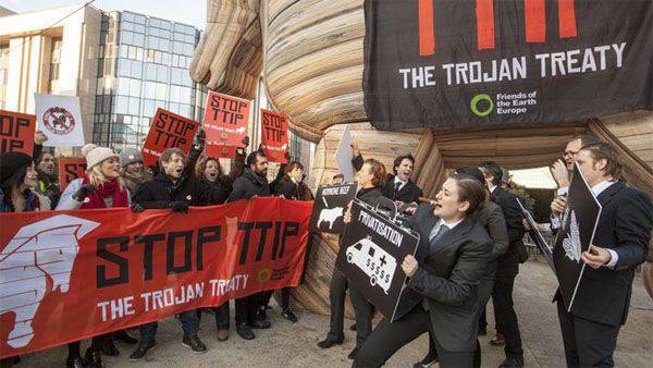 Avrupa Birliği’nde NATO ve TTIP’e karşı protesto