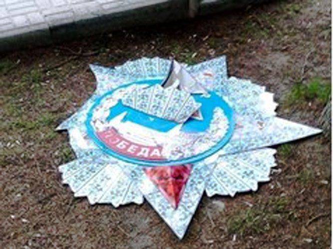 В Харькове продолжается уничтожение символики, напоминающей о советской эпохе и Великой Победе