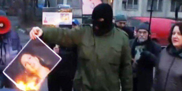 Un ritratto di Nuland è stato bruciato davanti all'ambasciata americana a Kiev