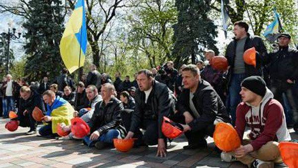 Правосеки и автомайдановцы напали на митингующих шахтёров в центре Киева