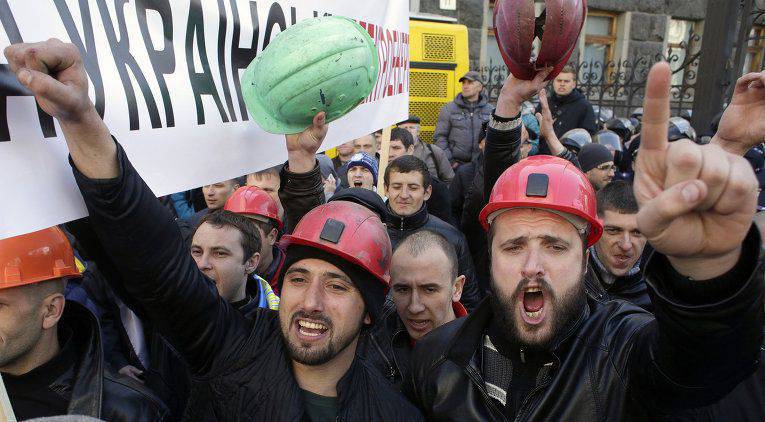 Arsen Avakov: Polovinu protestujících horníků najali pořadatelé
