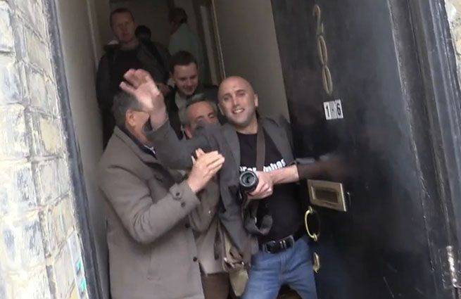 记者Graham Phillips在乌克兰民族主义者Stepan Bandera领导人伦敦博物馆遭到殴打