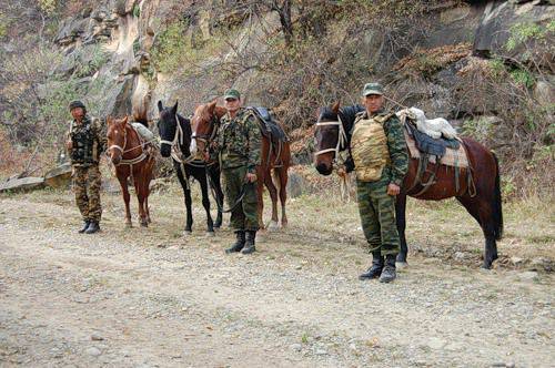 Esercizi nelle montagne dell'Ossezia del Nord o Perché un esercito di cavalli?