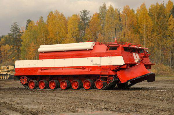 Специальная пожарная машина (СПМ) Омского завода транспортного машиностроения поступила в ВС РФ