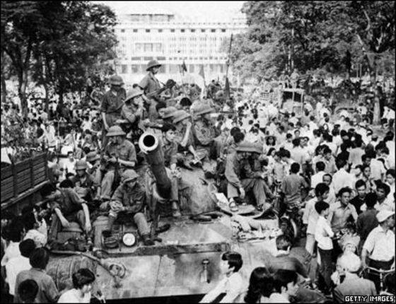 40 yıl önce: Saygon'a karşı kazanılan zafer pankartı