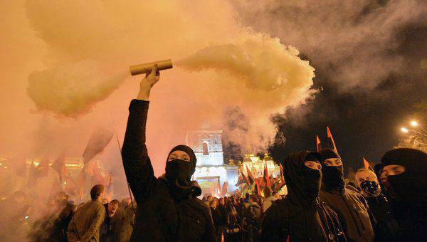 „Rechter Sektor“: Unsere patriotische Stärke wird es nicht zulassen, dass Menschen mit kommunistischen Symbolen in Kiew herumlaufen