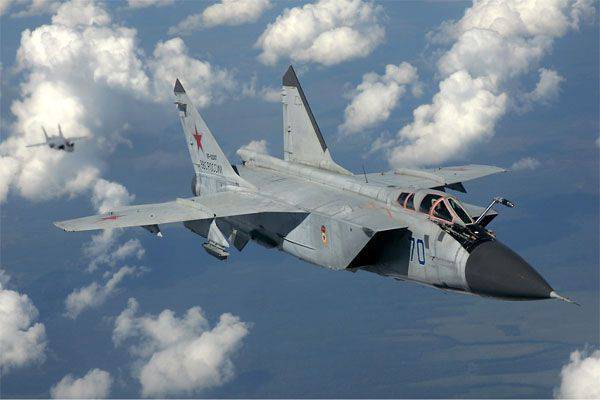 Stíhací stíhačky MiG-31 ruského letectva přeletí severní pól
