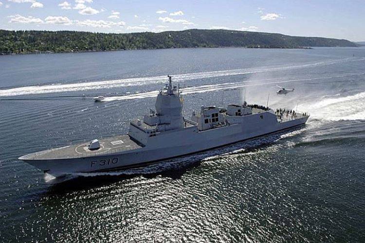 노르웨이 해안에서 북대서양 조약기구 (NATO) 함대가 "러시아"잠수함을 찾는 법을 배웁니다.