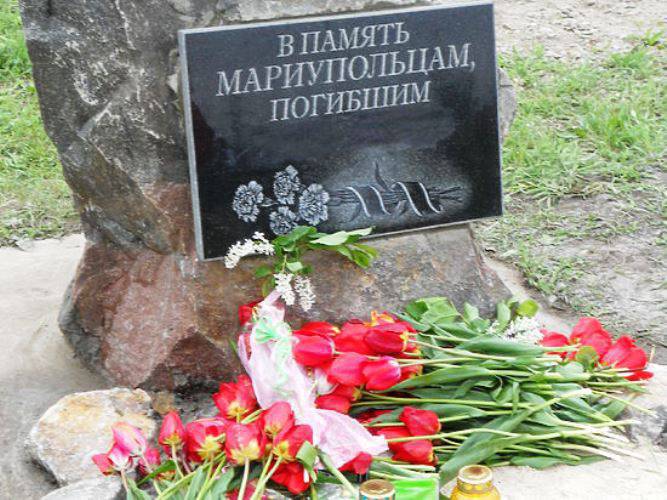 Mariupol'da ölülere bir anıt açtı ...