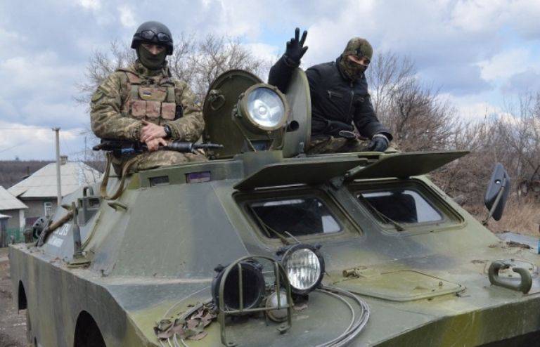 Luhansk 지역에서 다섯 명의 군인이 체포 된 우크라이나 BRDM