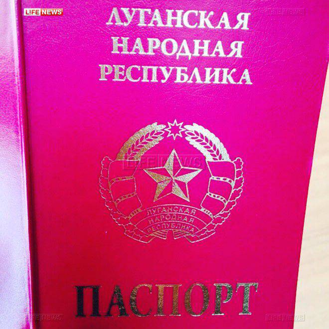 Lugansk'ta ilk pasaportu LC'nin kolları ile sundu