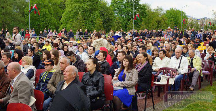 Brest Kalesi'nin duvarlarına yakın ABD Hava Kuvvetleri