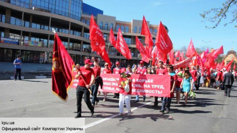 Херсонские коммунисты вышли на улицы с советскими флагами