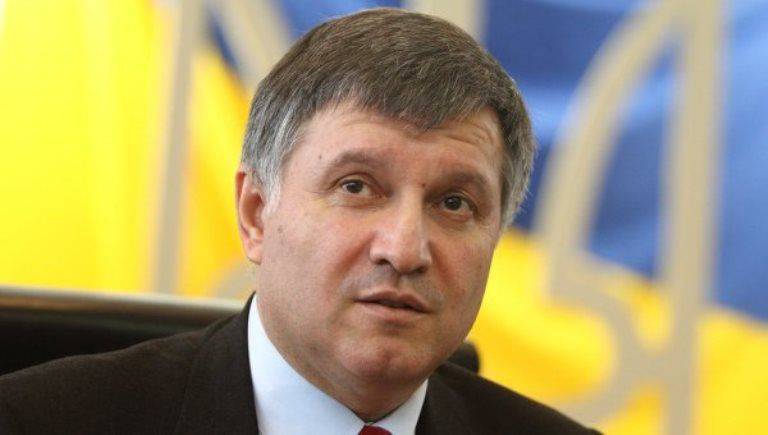 Avakov pro svatojiřskou stuhu označil poslance za pitomce