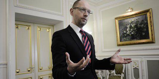 Yatsenyuk, AB'yi "Avrupa'nın kurşun geçirmez yeleğine" çok az fon ayırdığı için kınadı