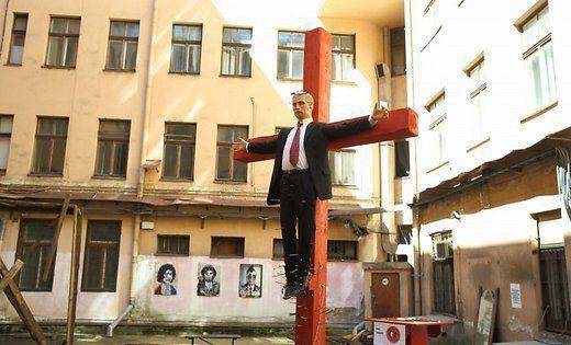 En Riga, la cruz "crucificó" la figura de Vladimir Putin