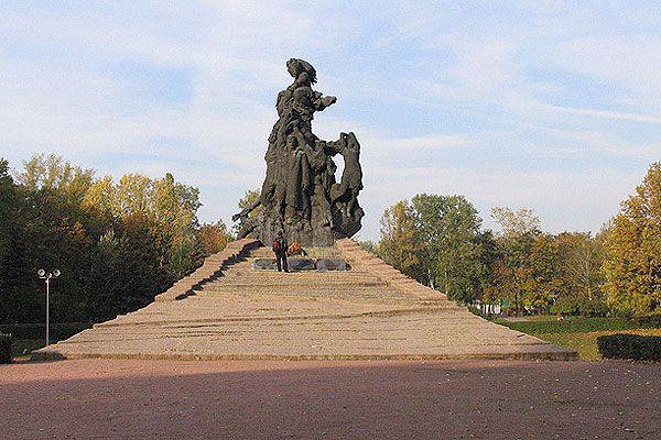 Ukrayna radikalleri, süreci "bağlantısızlaştırma" ile bağdaştırarak Babi Yar anıtını imha etmeye niyetli
