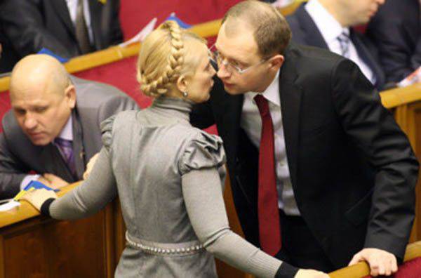 Arseniy Yatsenyuk, Ukrayna Hükümeti'nde Yulia Timoşenko'ya bir yazı teklif etti