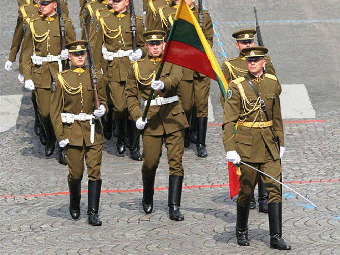 Eine Kompanie der Ehrenwache der litauischen Streitkräfte lernt, in städtischen Umgebungen zu kämpfen
