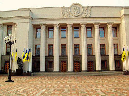 Verkhovna Radan edustajat tukivat lakiesitystä kieltäytymisestä noudattamasta kansainvälisiä velvoitteitaan Donbassin asukkaiden suhteen.