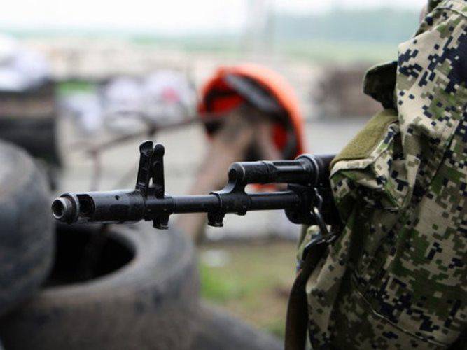 Donbass'ta, odak noktasındaki Rus subaylarla bir araba ateşlendi