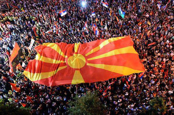 पॉल क्रेग रॉबर्ट्स ने मैसेडोनिया में स्थिति के अस्थिर होने के कारणों पर चर्चा की