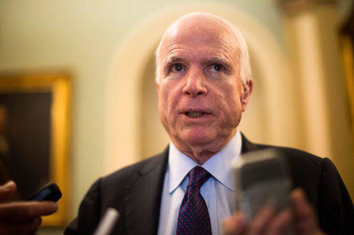 Agência de notícias russa levou a sério o feuilleton no jornal americano sobre o apelo de McCain para enviar tropas americanas à Suíça para lutar contra a FIFA