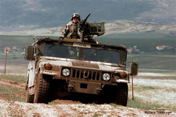 IG의 무장 세력은 이라크 군용 전 지형 차량 2 이상을 포착했다.