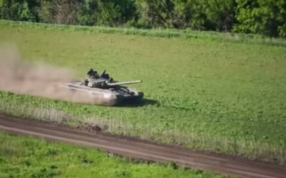 Yeni Rusya'da tank sokak yarışı