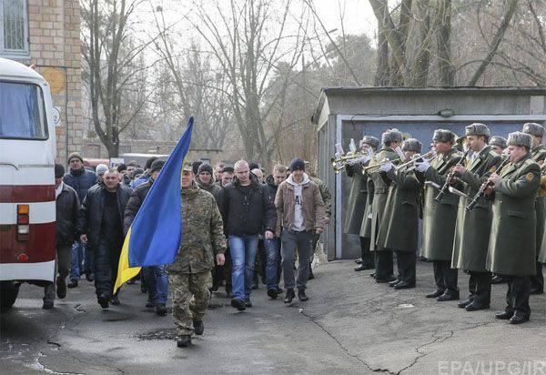 ウクライナの武装勢力の総司令官は、軍の登録と入国管理局の職員が議題を実質的にどこにでも起草者と予備軍人に引き渡すことを可能にします。