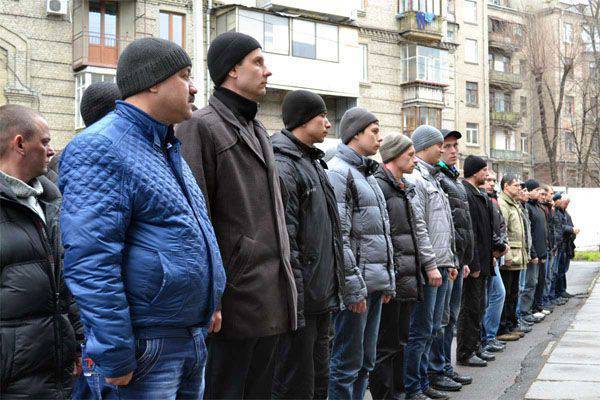 Empleados de las oficinas de alistamiento militar de Ucrania que entregan citaciones en cortes de carretera y parques de descanso