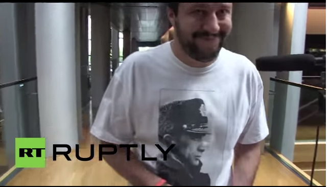 Olasz ellenzéki képviselő Putyin arcképével ellátott pólóban érkezett az Európai Parlamentbe